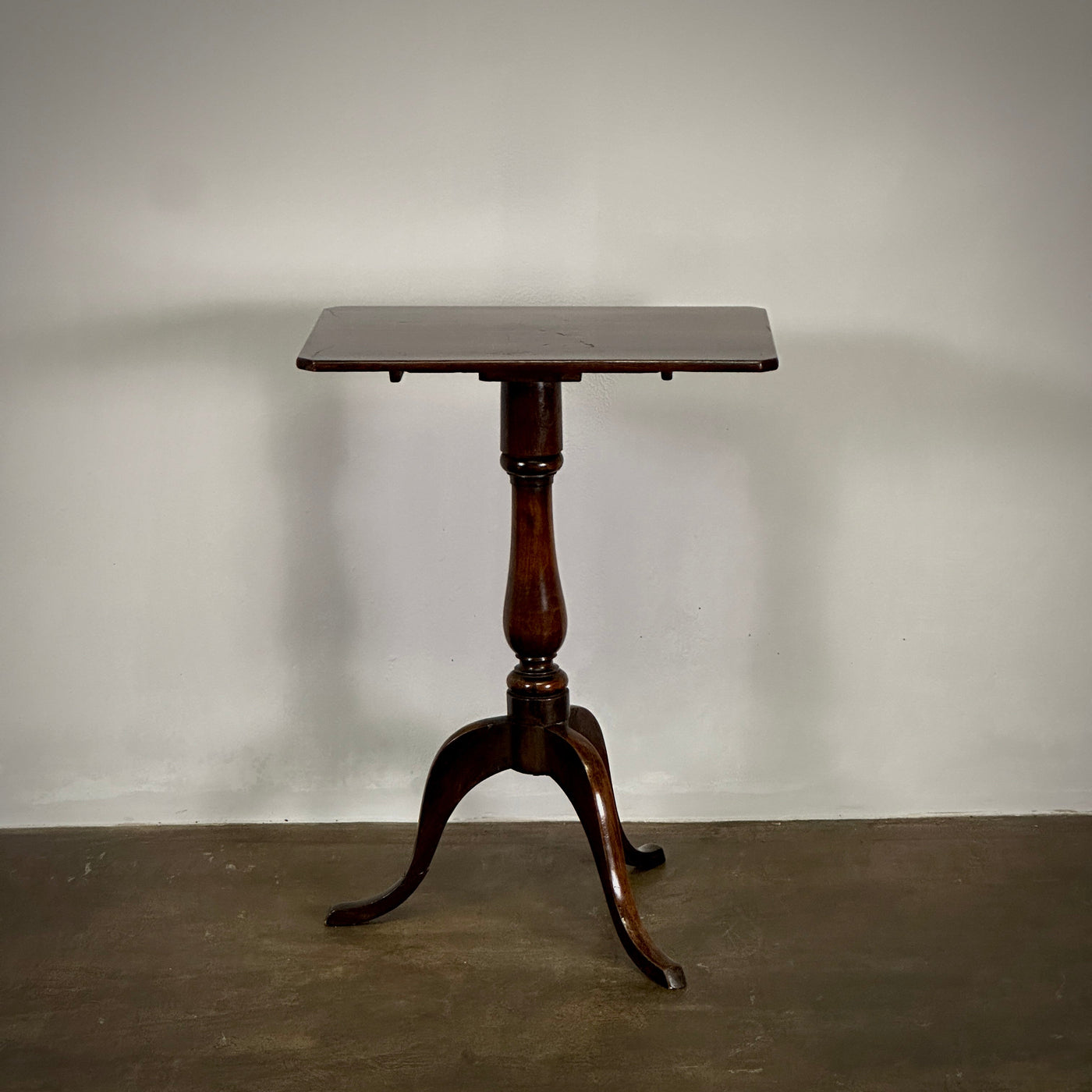 Tilt-top Table